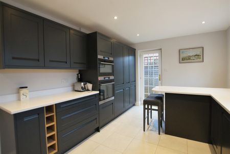 A rare opportunity to rent a lovely three double bedroom bungalow in a cul-de-sac location close to West Wittering beach - Photo 5