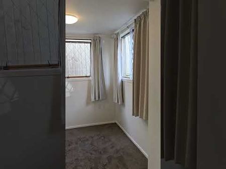 Sunny Garden Flat | City & Uni Bus at Door+Garage - Photo 2