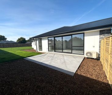 Modern Brand New Build in a Lifestlye Town! - Photo 6