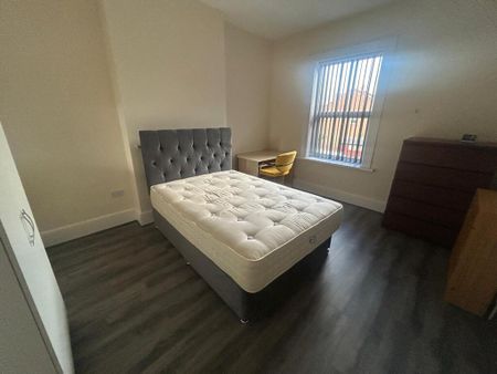 6 Bed Student Accommodation - Photo 2