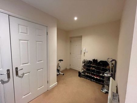 2 bed flat to rent in Cossack Street, Rochester, ME1 - Photo 2