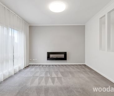 Light filled two bedroom townhouse - Photo 2