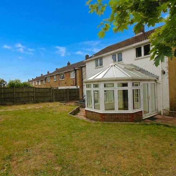 Broadwater Crescent, Stevenage, Hertfordshire - Photo 1