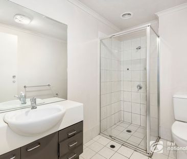 Stylish 2-Bedroom Apartment in the Heart of Melbourne - Photo 4