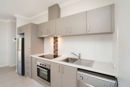 Modern Two Bedroom Apartment - Photo 2