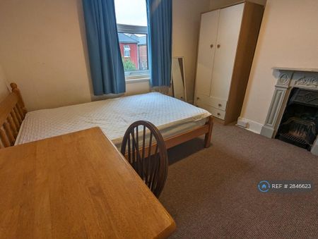 4 bedroom semi-detached house to rent - Photo 3