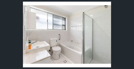 Low-maintenance single level waterfront home - Photo 4