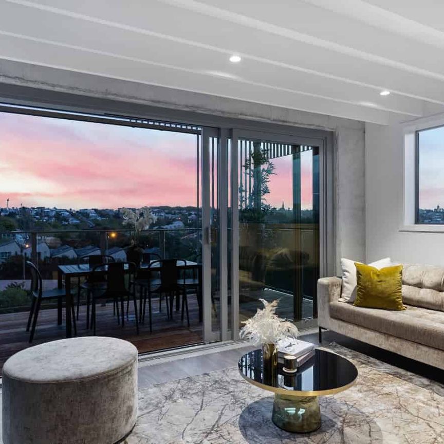 Exclusive Apartment With 3x Secure Parking - Photo 1