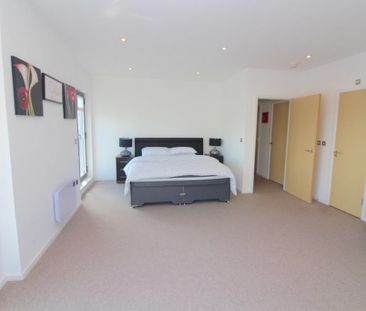 2 bedroom penthouse to rent - Photo 2