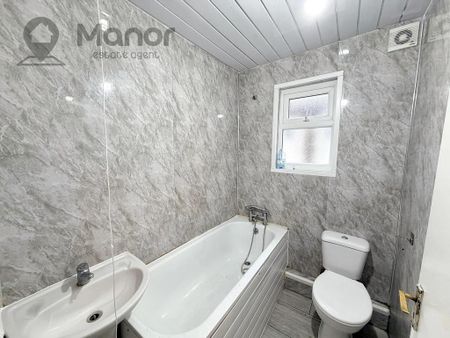 3 bedroom flat to rent - Photo 4