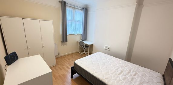 5 Bed Detached House, East Park Road, LE5 - Photo 2