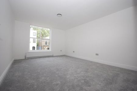 4 bedroom end of terrace house to rent - Photo 4