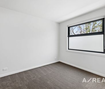 Almost Brand-New Designer Townhouse – Walk to Station, Shops & Top ... - Photo 6