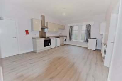 2 bedroom Flat in Springwood Road Flat 10, Leeds - Photo 4