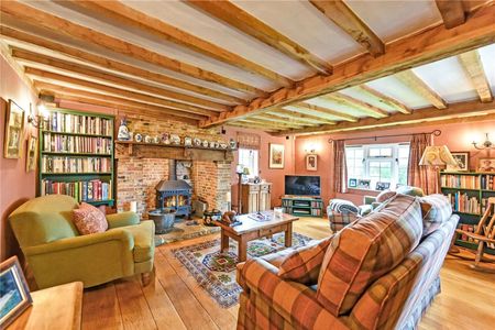An idyllic Wealden farmhouse with beautiful gardens. - Photo 2