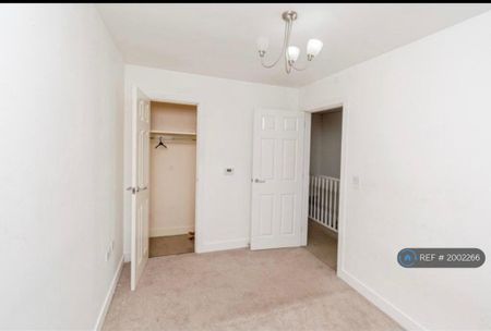 3 bedroom semi-detached house to rent - Photo 4