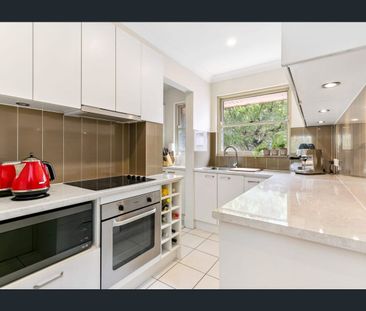 Light-Filled Top-Floor Two-Bedroom Apartment with Balcony and Study - Photo 4