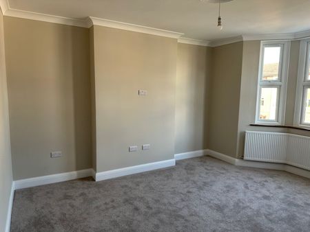 3 Bed Flat, Welldon Crescent, HA1 - Photo 2