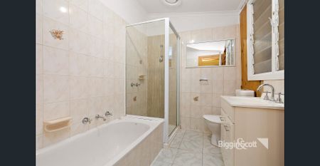 SPACIOUS 2 BEDROOMS + STUDIO - CITY LIVING IN THE HEART OF RICHMOND - Photo 2
