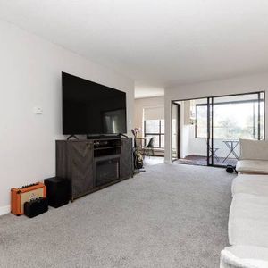 2 bed 2 washroom condo in White Rock - Photo 2