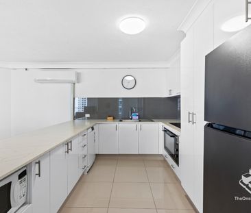 Open Plan Furnished Beachside Apartment with Ocean Views - Photo 5
