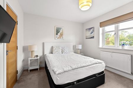 3 bed terraced house to rent, Leatherhead, KT22 - Photo 5