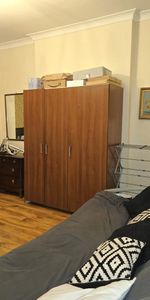 1 bedroom in a flat share to rent - Photo 4