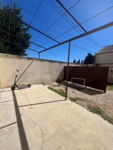 ROGNONAS - Partie de mas en campagne avec terrasse, cour et garage., - Photo 4