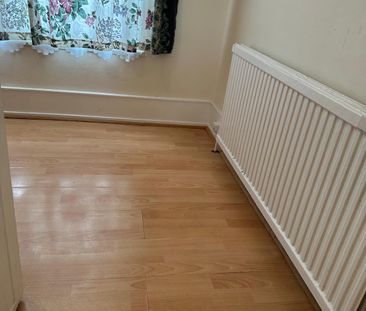 double room to let located in seven kings- £850 pcm - Photo 1