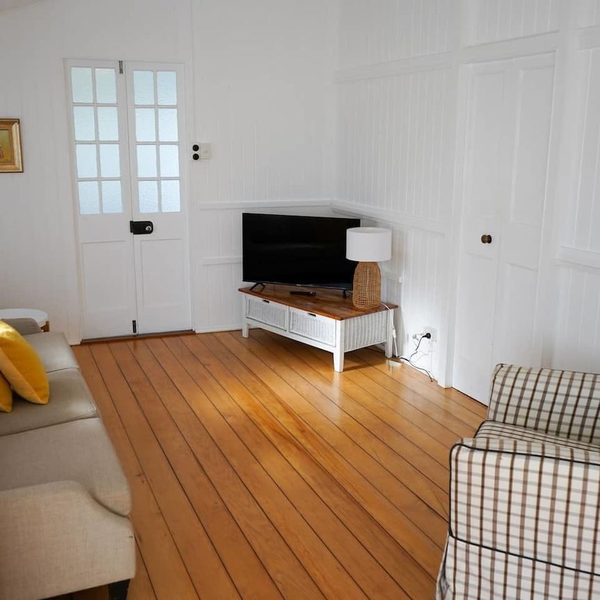 Contemporary Queenslander Living in North Ward - Photo 1