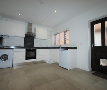 2 bedroom coach house to rent - Photo 5