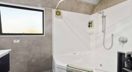 Spacious Home Opposite the Domain - Photo 5