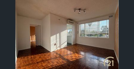 Updated 1 Bedroom Unit, In A Prime Location! - Photo 2