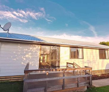 Comfy 3 Bedroom Home with Garden - Photo 2