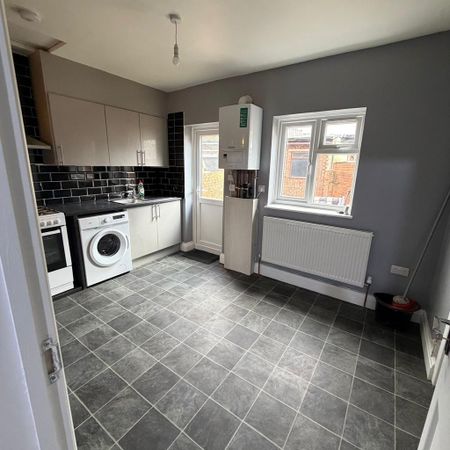4 bedroom terraced house to rent - Photo 3
