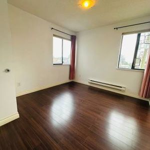 2 beds 2 baths Townhouse - Photo 3