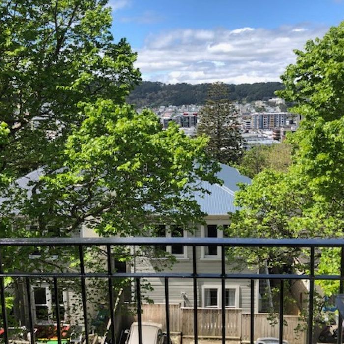 Split level, three bedroom city townhouse - Photo 1