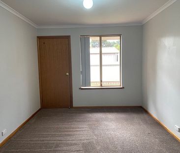 Cosy 3 Bedroom, 1 Bathroom Unit - Photo 2