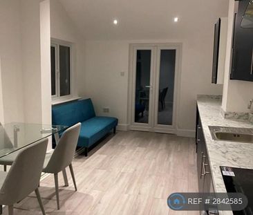 1 bedroom in a house share to rent - Photo 3