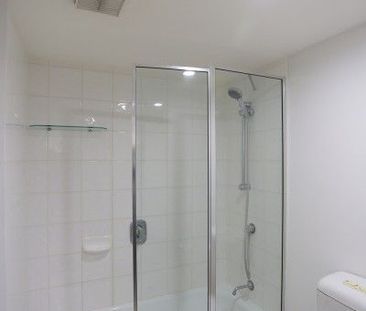 One bedroom apartment at heart of Toowong - Photo 2