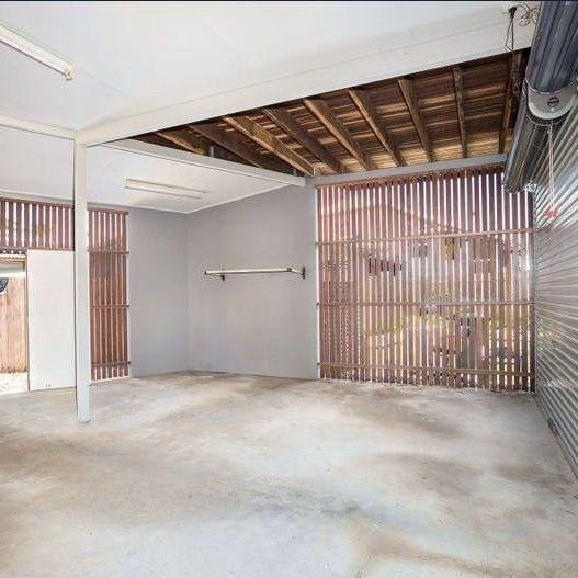 2 bedroom Stylish Upstairs Unit - Photo 1