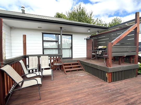 Spacious 3 Bedroom Family Home with Elevated Views Over Waipuna Park - Photo 1