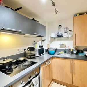 1 bedroom in a flat share to rent - Photo 2