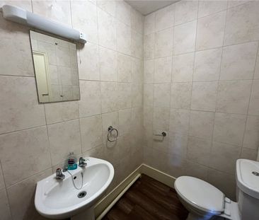 An unfurnished studio apartment on Cowley Road, suitable for a sing... - Photo 5