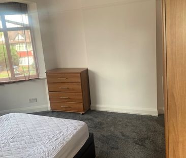 2 Bed Maisonette, St. Andrews Road, NW9 - Photo 1