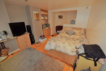 2 bedroom Flat in Knowle Road, Leeds - Photo 4