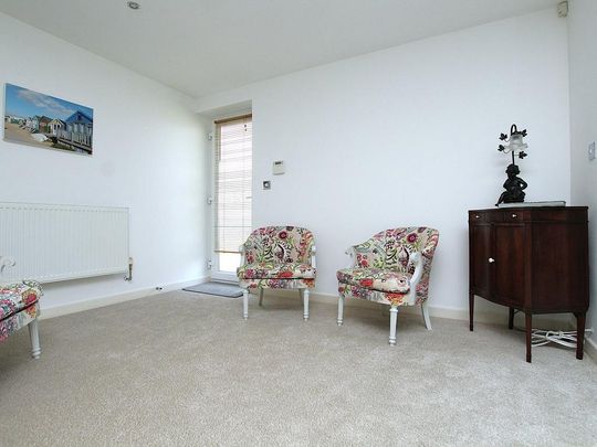 2 bedroom ground floor flat to rent - Photo 1