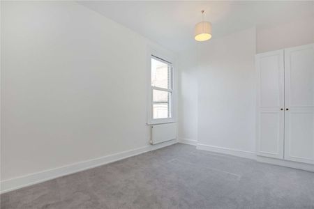 A lovely and bright two bedroom flat in the heart of Wandsworth. - Photo 2