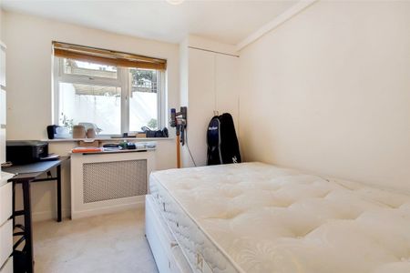A two double bedroom garden flat with a private patio garden only moments from Westbourne Grove and Portobello Road in this pretty tree lined street in the heart of Notting Hill. Tenancy Length: Minimum 12 months EPC Rating C | Council Tax Band C - Photo 5