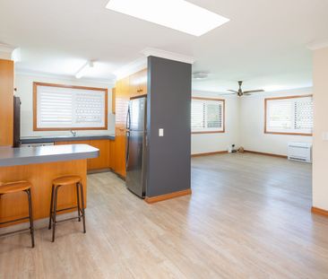 SPACIOUS TWO BEDROOM DUPLEX IN PARADISE POINT - Photo 6